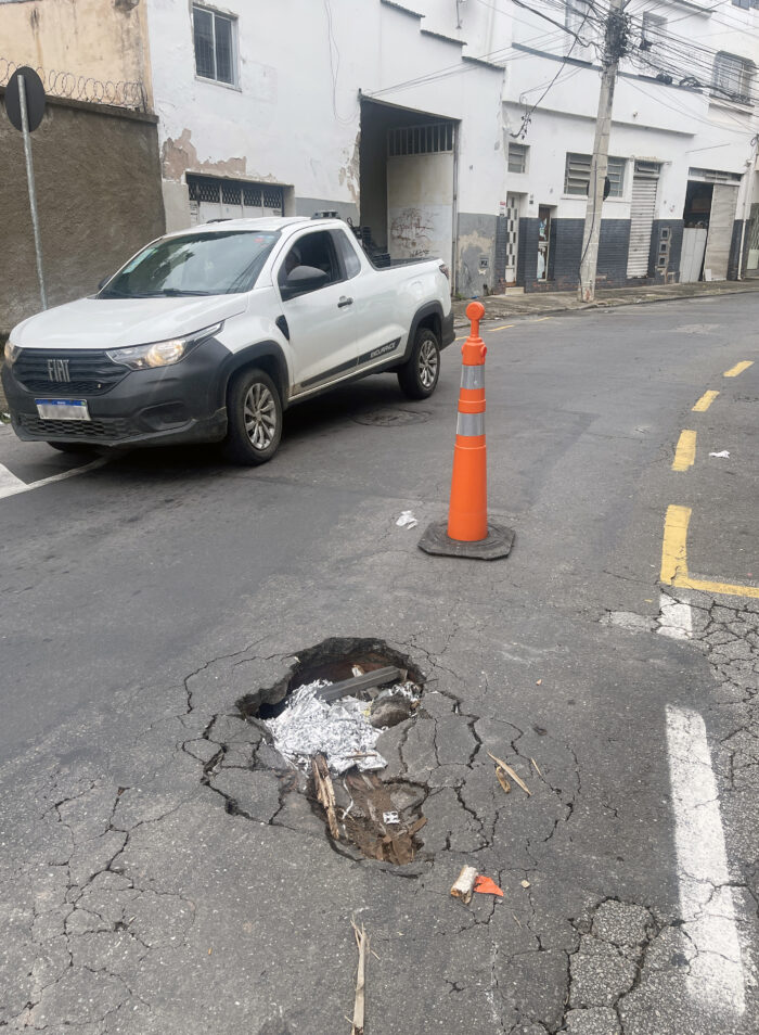 Buraco em curva no Bairu preocupa moradores 1 VIDA URBANA FELIPE COURI 4