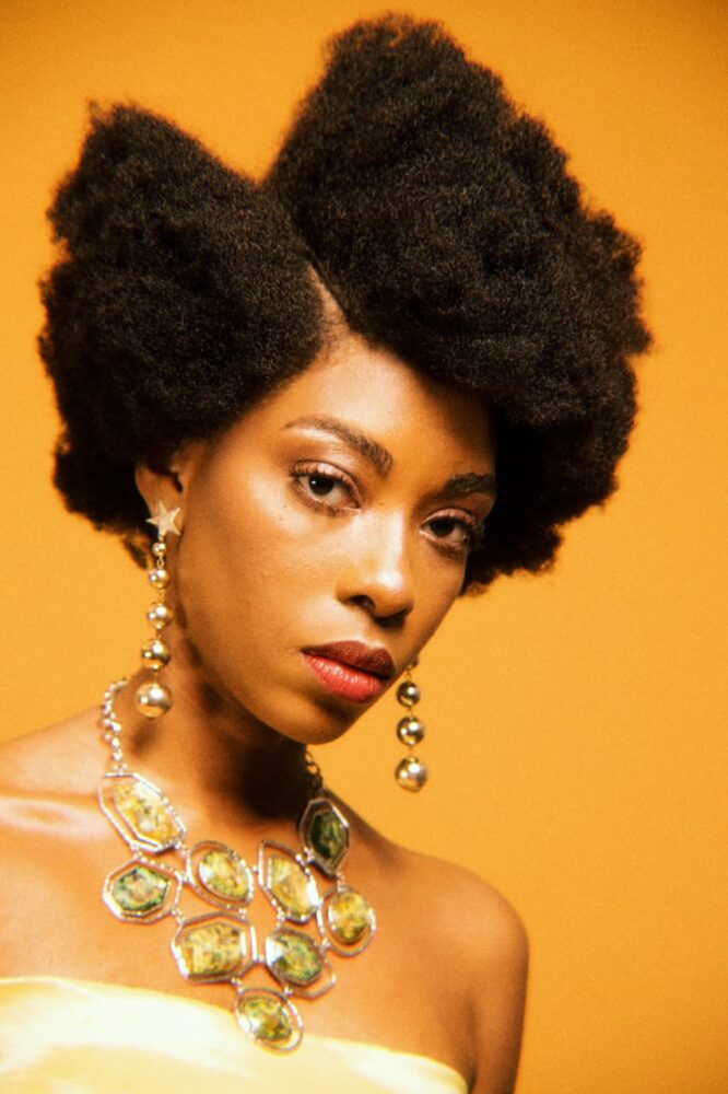 Exposição 'Textura do orgulho' discute identidade e ancestralidade da mulher negra a partir da moda 1 WhatsApp Image 2026 01 09 at 12.46.59