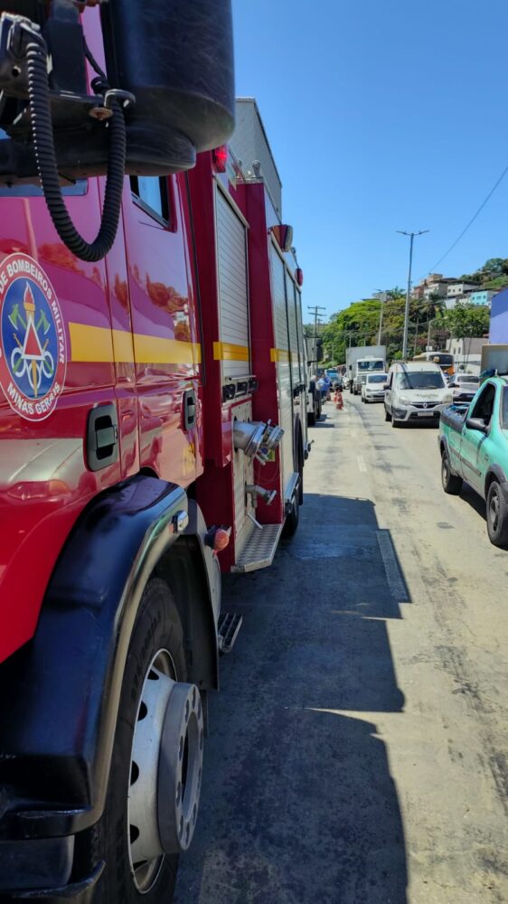 Jovem de 19 anos é arrastada por caminhão após perder controle de moto na Zona Norte 1 Jovem de 19 anos é arrastada por caminhão após acidente de moto na Zona Norte