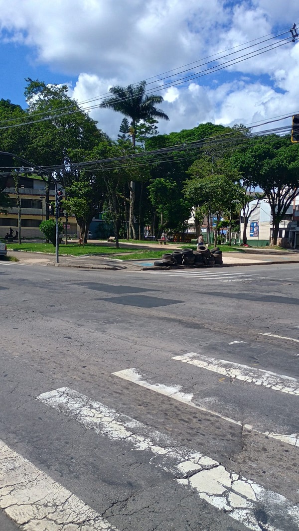 Homem descarta pneus em praça e é multado em quase R$ 7 mil