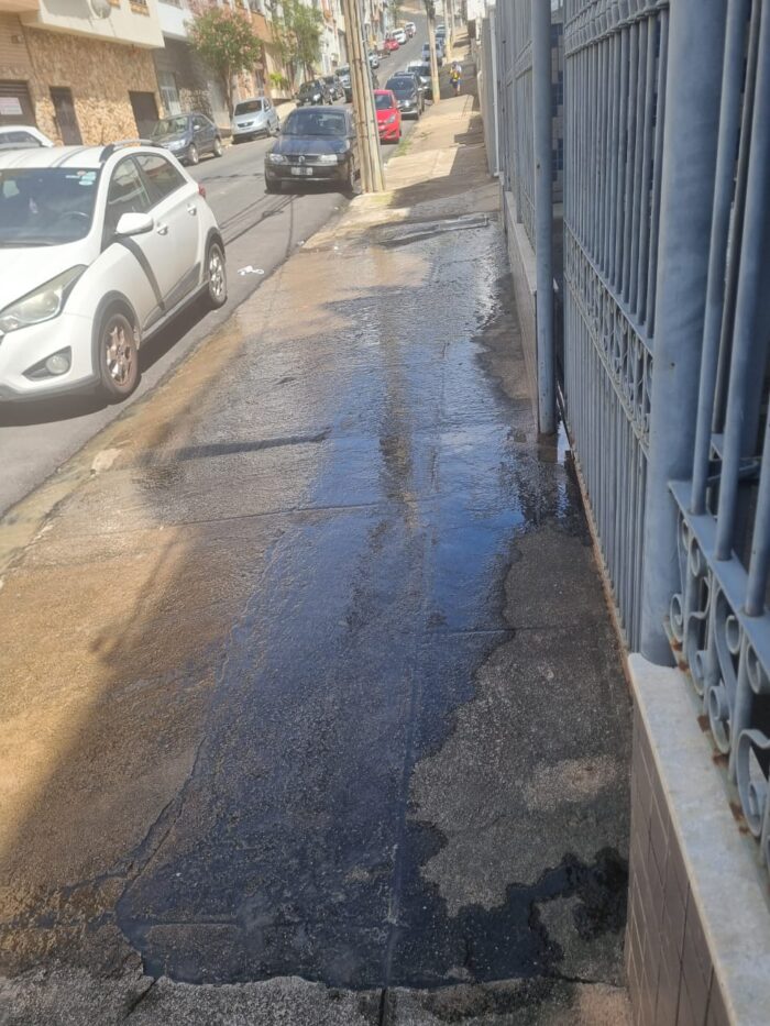 Moradores do Bairro São Mateus reclamam de vazamentos recorrentes de água e esgoto 1 Moradores do São Mateus relatam impacto do esgoto na rotina e no comércio local