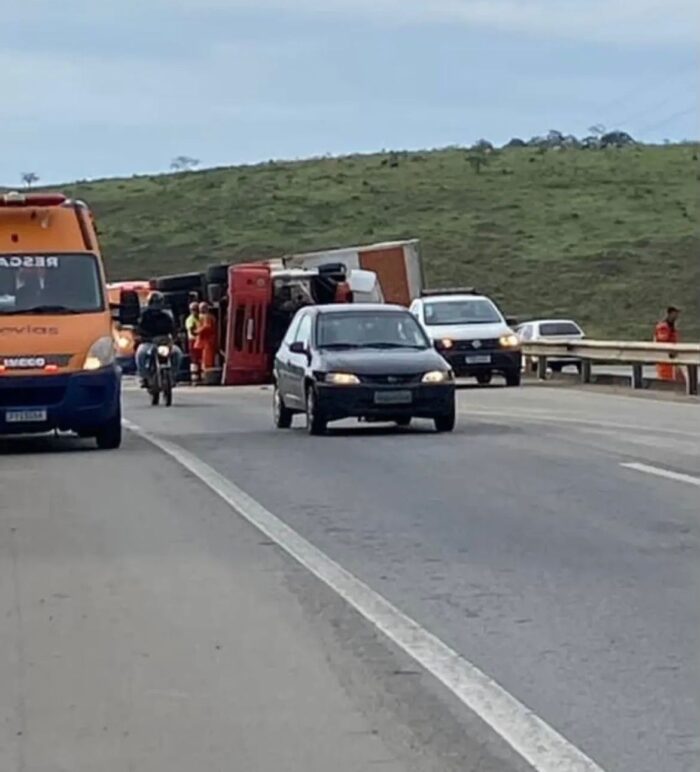 Carreta com bicicletas elétricas tomba na BR-040 e polícia é acionada por tentativa de roubo de carga 1 WhatsApp Image 2026 01 30 at 11.00.29