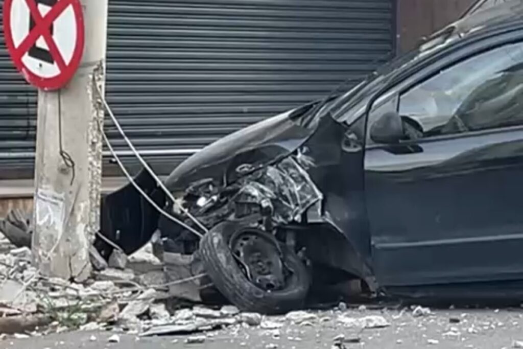 Carro colide contra poste e deixa mais de 200 pessoas sem energia