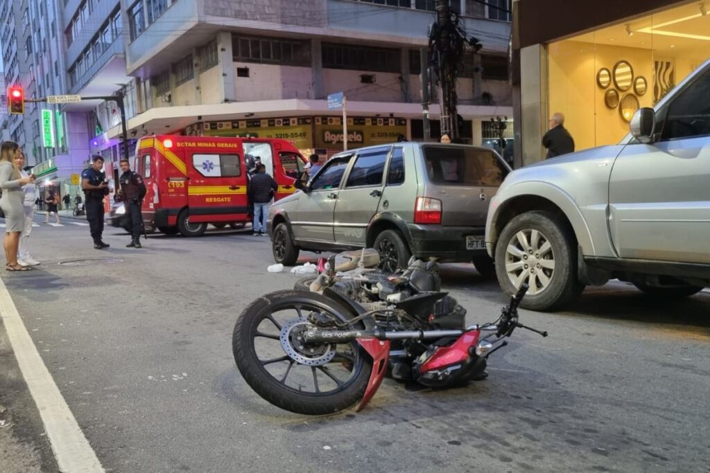 Acidente entre moto e pedestre deixa 3 feridos na Avenida Rio Branco