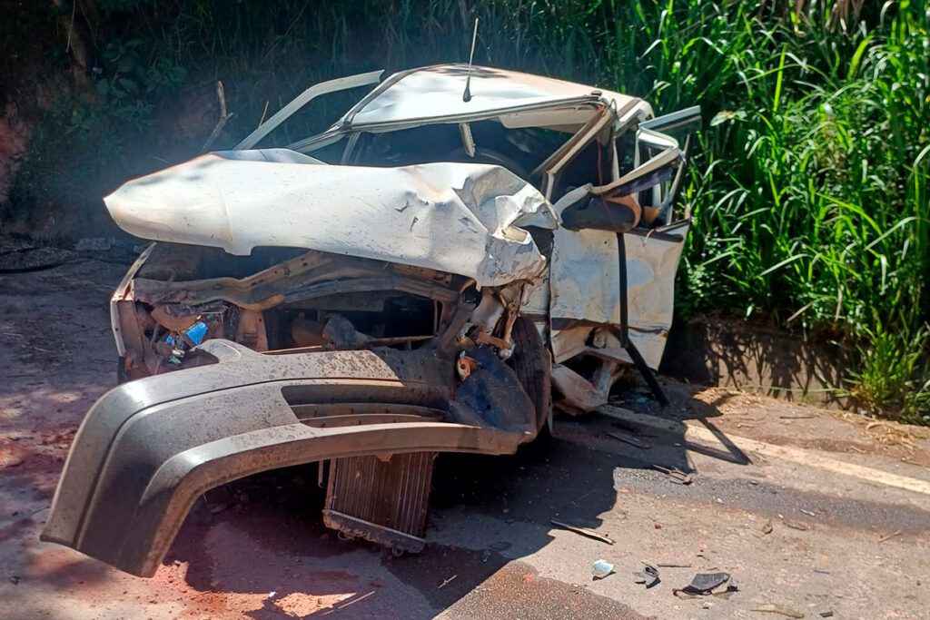 Colisão entre carro e caminhonete deixa dois mortos em Congonhas