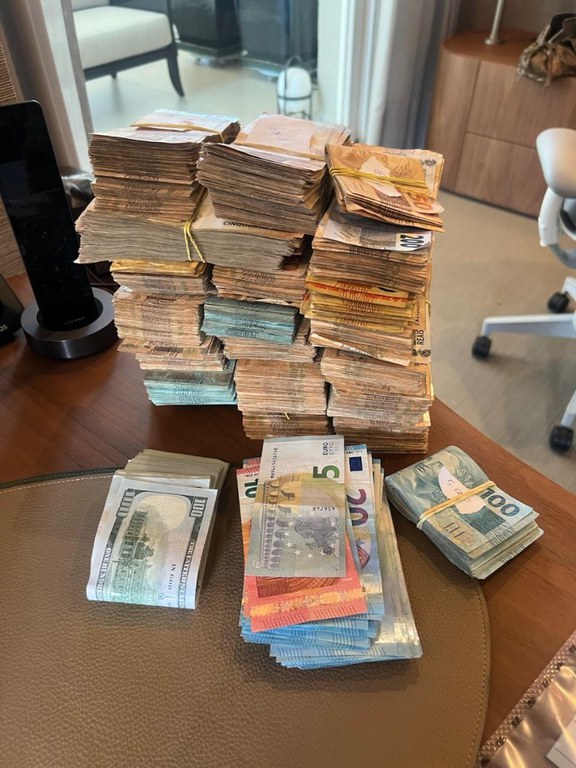 Banco Master: PF bloqueia R$ 5,7 bi, apreende carros de luxo, dinheiro e arma; Vorcaro e Tanure são alvos