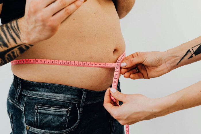 Barriga de chope pode indicar riscos à saúde (Foto: Pexels)