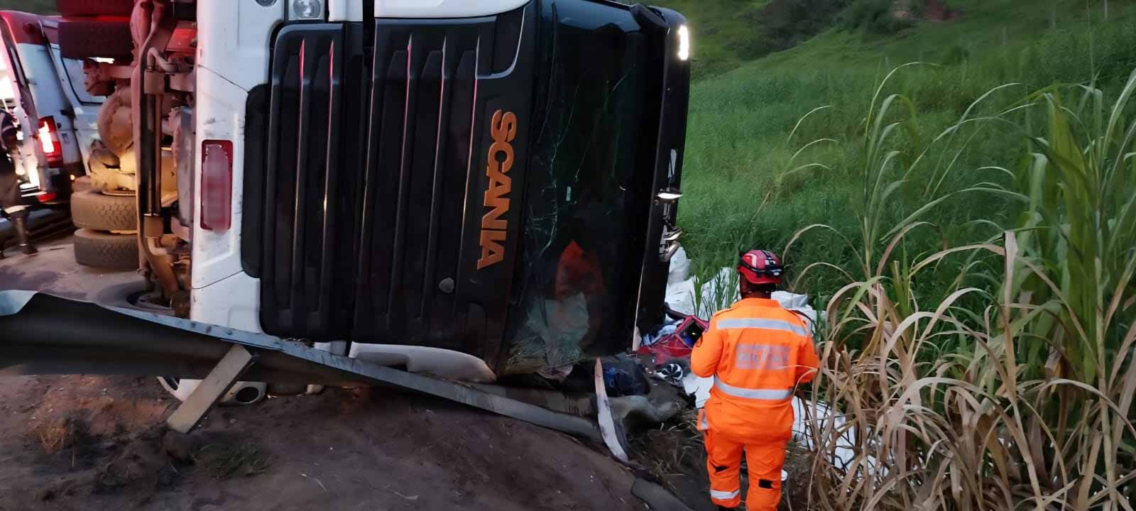 Criança sai ilesa após colisão entre carro e carreta na BR-116 1 Criança sai ilesa após colisão entre carro e carreta na BR-116
