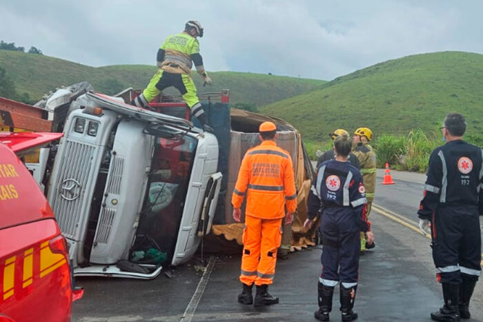 Motorista de caminhão morre após tombamento na AMG 3085, em Juiz de Fora 1 motorista ficou preso às ferragens