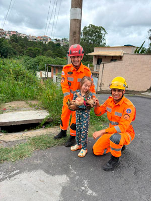 Bombeiros resgatam cãozinho que caiu em bueiro de 2 metros 1 cadela caiu em bueiro