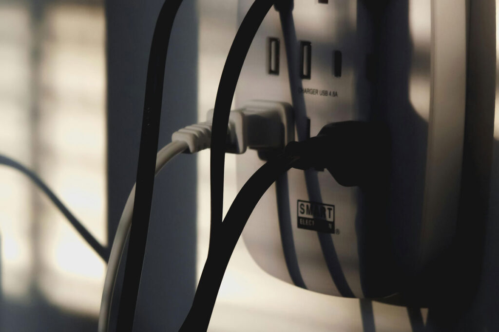Casal receberá R$ 600 mil da Cemig após curto-circuito matar três filhos em incêndio 1 curto circuito tomada energia pexels