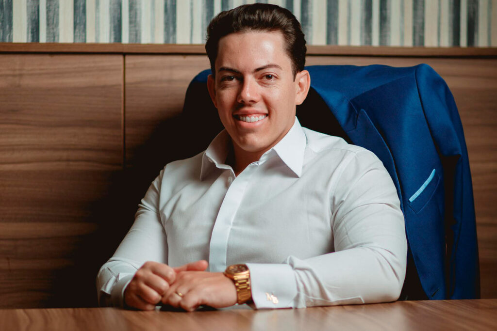 Matheus Martins Bastos assume implantação da área de Direito Público com foco em concursos públicos