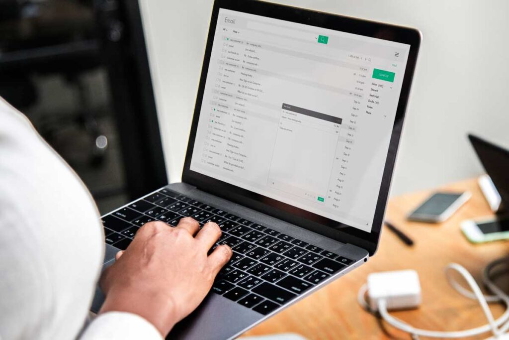 E-mail difamatório contra ex-empregada gera indenização por dano moral 1 e-mail