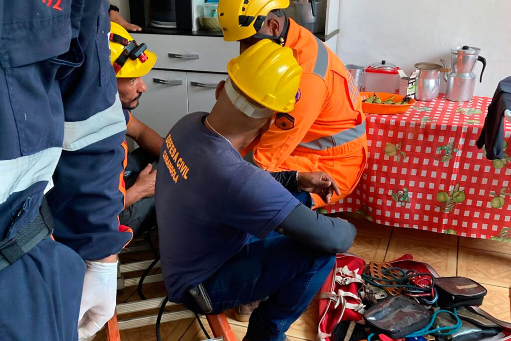 Idosa sofre queda de 2,5 metros após piso da cozinha ceder 2 Piso colapsa e idosa sofre queda de 2,5 metros