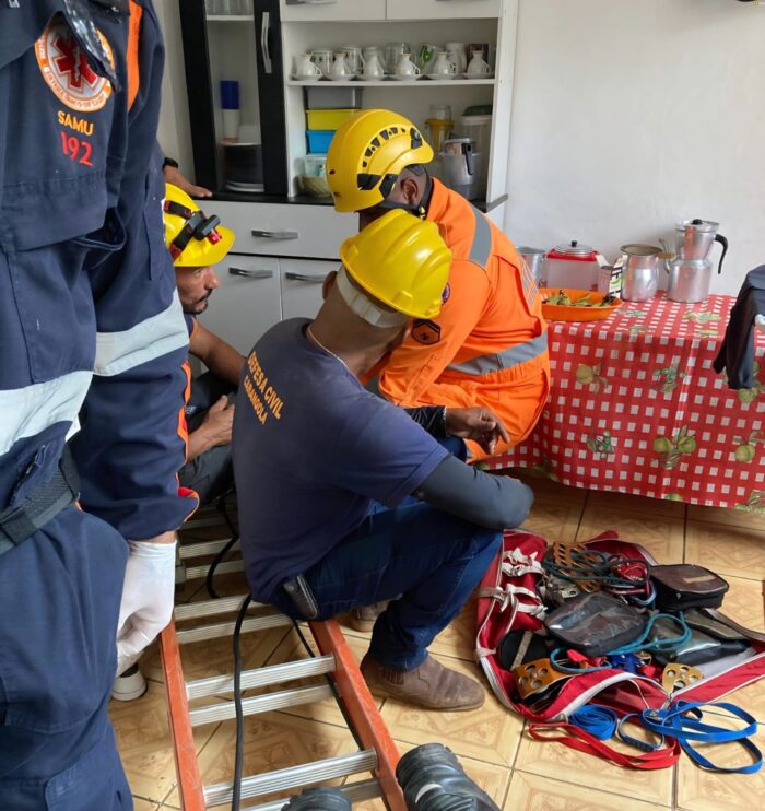Piso colapsa e idosa sofre queda de 2,5 metros