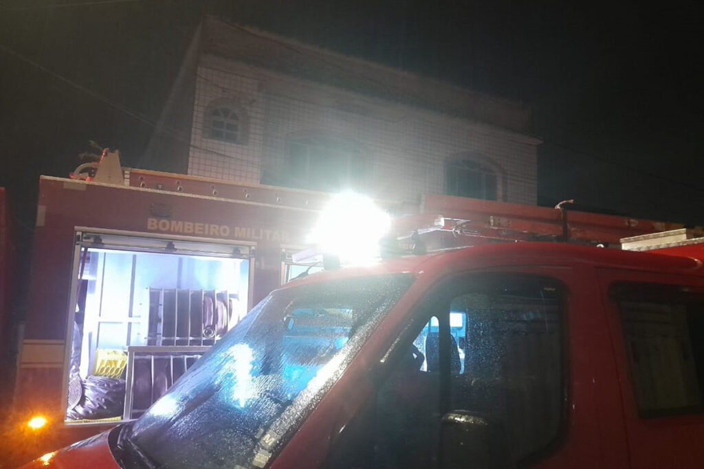 Incêndio em casa deixa adolescente ferida 2 incendio bombeiros
