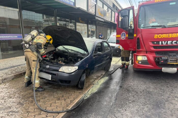 Incêndio atinge carro na Avenida Rio Branco 1 Incêndio atinge carro na Avenida Rio Branco