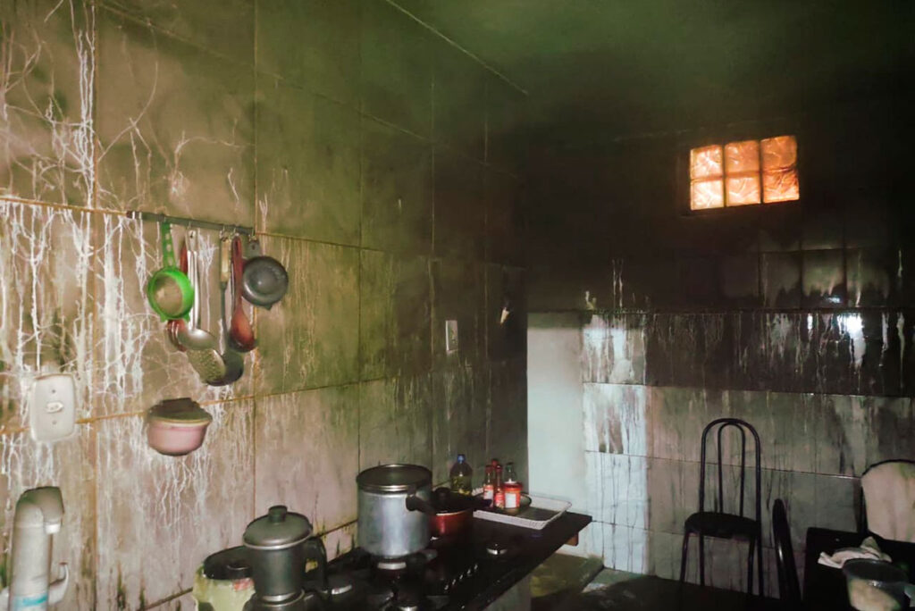 Casa pega fogo e idosa é encaminhada ao hospital em estado grave 1 Casa pega fogo em Barbacena e idosa é encaminhada ao hospital em estado grave