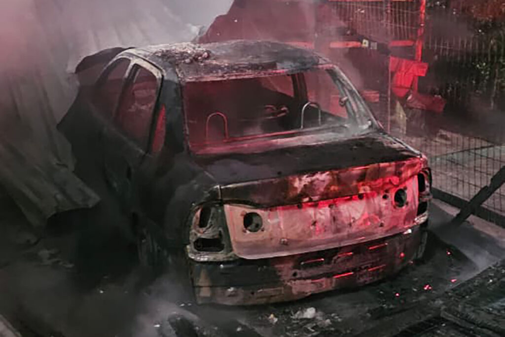 Incêndio destrói 4 veículos em garagem improvisada na Vila Alpina 2 Incêndio atinge quatro veículos em garagem no bairro Vila Alpina