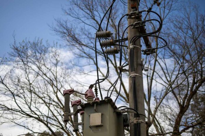 Justiça nega indenização por acidente com rede elétrica em sacada de imóvel
