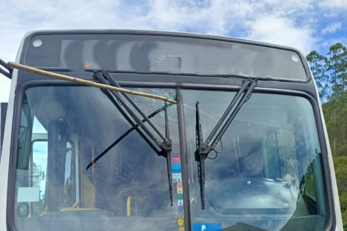 Homem lança galho e danifica ônibus na BR-040 1 Homem lança galho contra ônibus e causa dano na BR-040