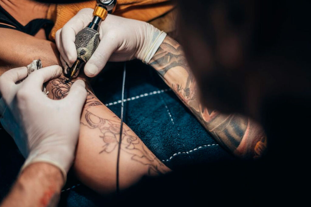 Mulher será indenizada em R$ 7,4 mil após tatuagem ficar inacabada 1 tatuagem tjmg