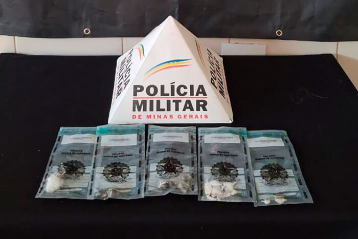 Mãe é presa por ordenar filho de 13 anos a vender maconha, crack, cocaína e haxixe 1 Mãe é presa por ordenar filho de 13 anos a vender maconha, crack, cocaína e haxixe