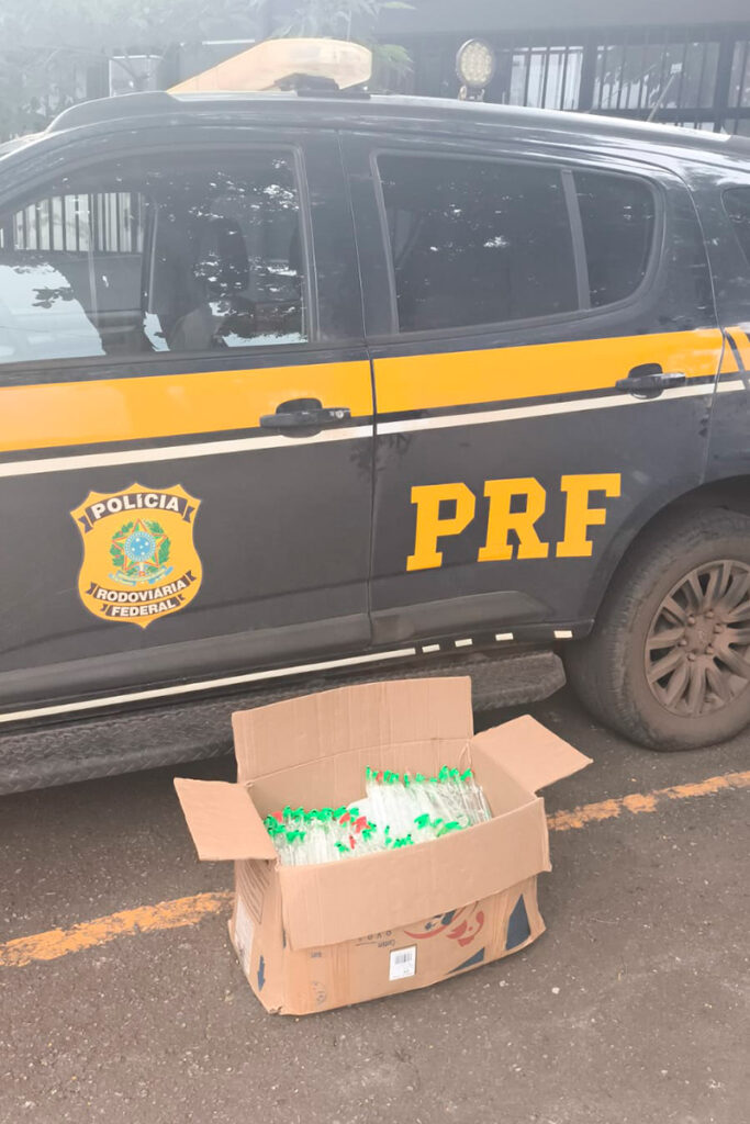 PRF apreende 227 frascos de lança-perfume e detém homem por tráfico de pessoas em Carandaí