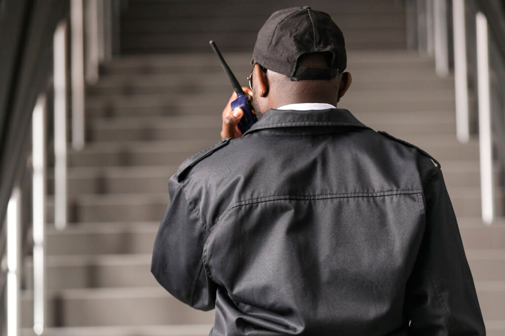 Vigilante ameaçado de morte por intolerância religiosa terá indenização de R$ 12 mil 1 vigilante reproducao