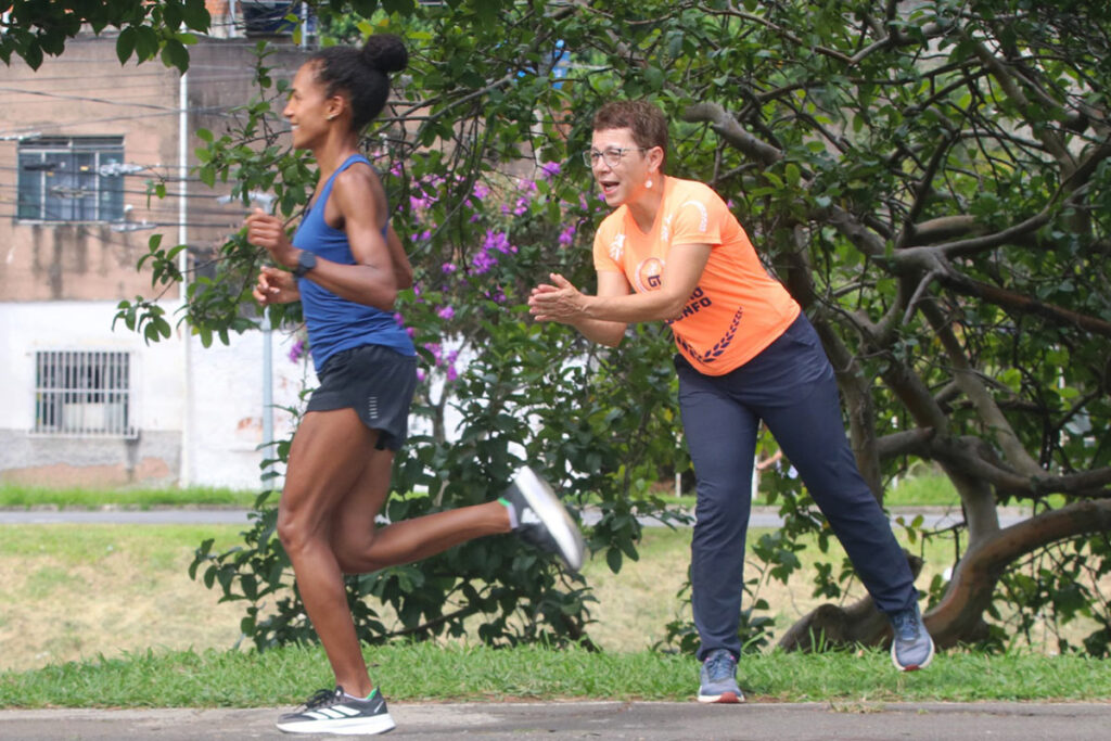 28 anos formando corredores: conheça Zirlene dos Santos, ícone da Zona Norte 3 zirlene