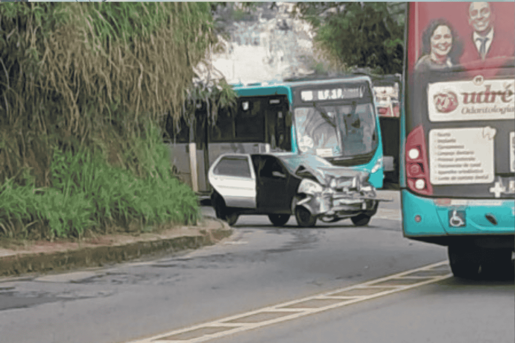 Acidente com ônibus da linha 605 deixa motorista ferido na Zona Norte 2 acidente