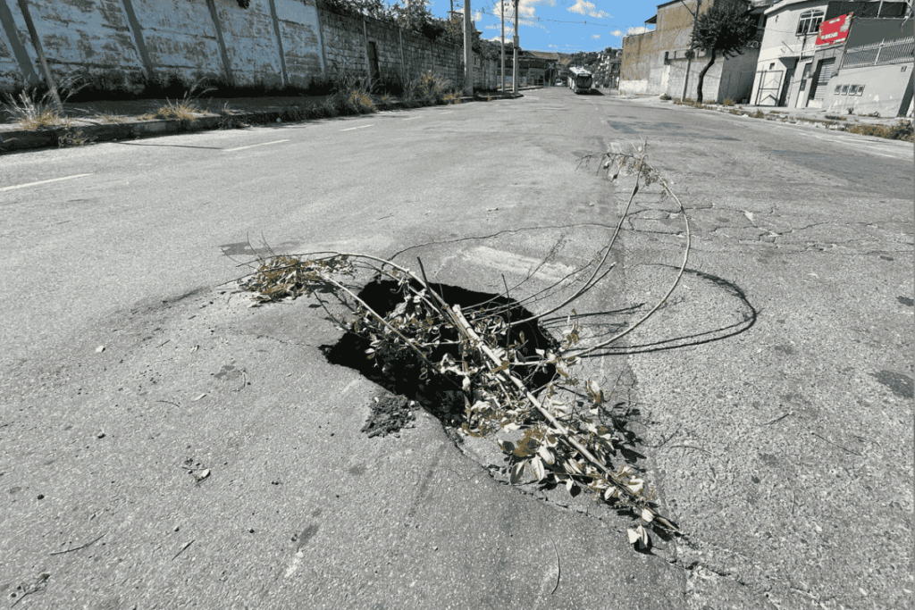 Buraco na Rua Evaristo da Veiga atrapalha trânsito no Bairro Benfica 1 buraco