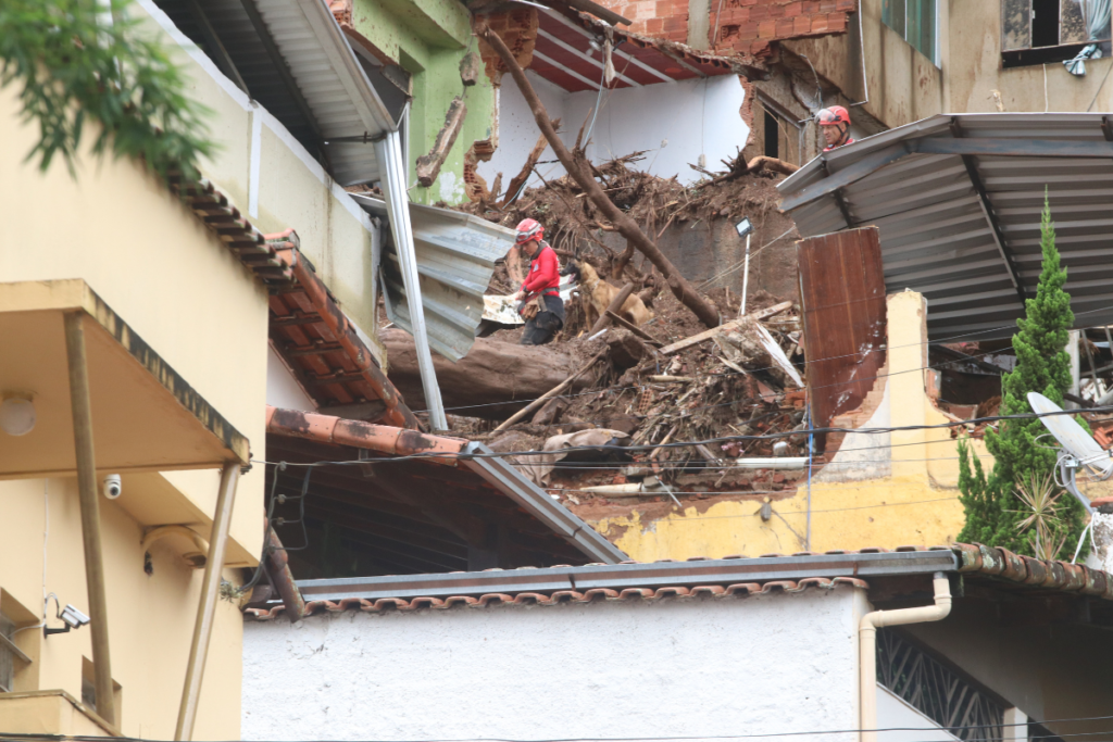 No Paineiras, buscas por menino de 9 anos continuam com auxílio de cães e contenção de pedras 2 1200x800 1