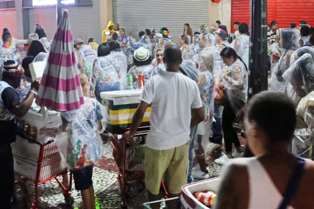 Pagou caro no bloco? Veja como identificar cobrança irregular 1 ambulante-preço carnaval-preço bebida-carnaval