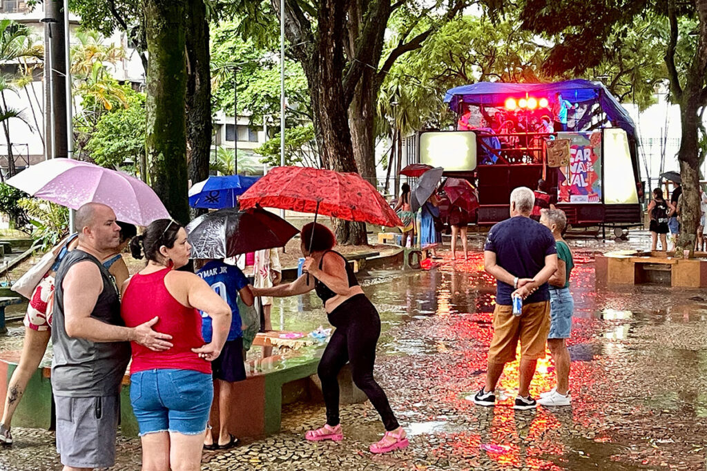 Meu Concreto Tá Armado: foliões resistem à chuva e acompanham o tradicional bloco de JF