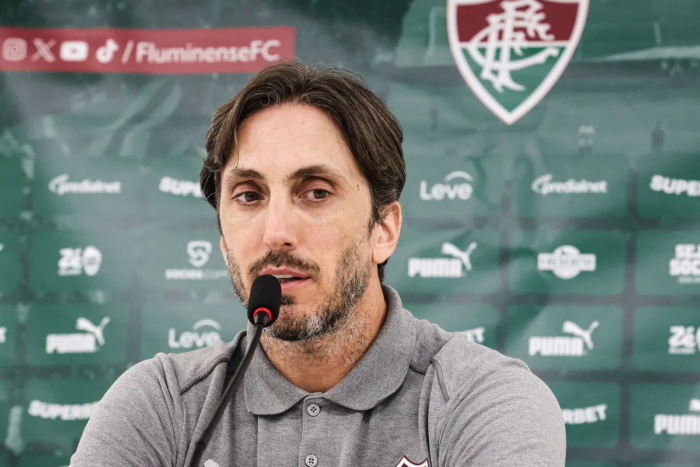 Zubeldia critica gramado sintético após derrota do Fluminense para o Palmeiras