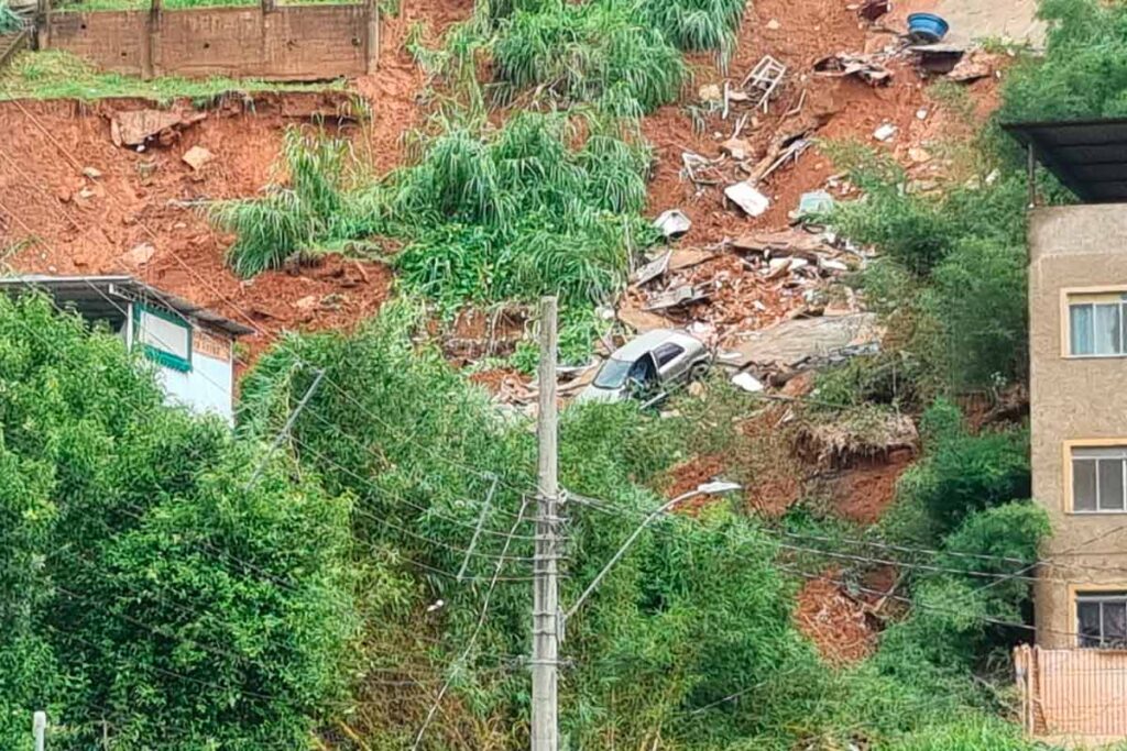 Moradores passam a madrugada na rua após alagamentos e risco de deslizamentos na Zona Norte 3 Moradores passam a madrugada na rua após alagamentos e risco de deslizamentos na Zona Norte