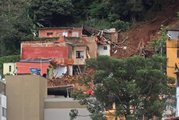 Deslizamento no Paineiras deixa mãe e avó mortas; duas crianças e padrasto seguem desaparecidos 1 Buscas pelas últimas vítimas em Juiz de Fora continuam neste sábado