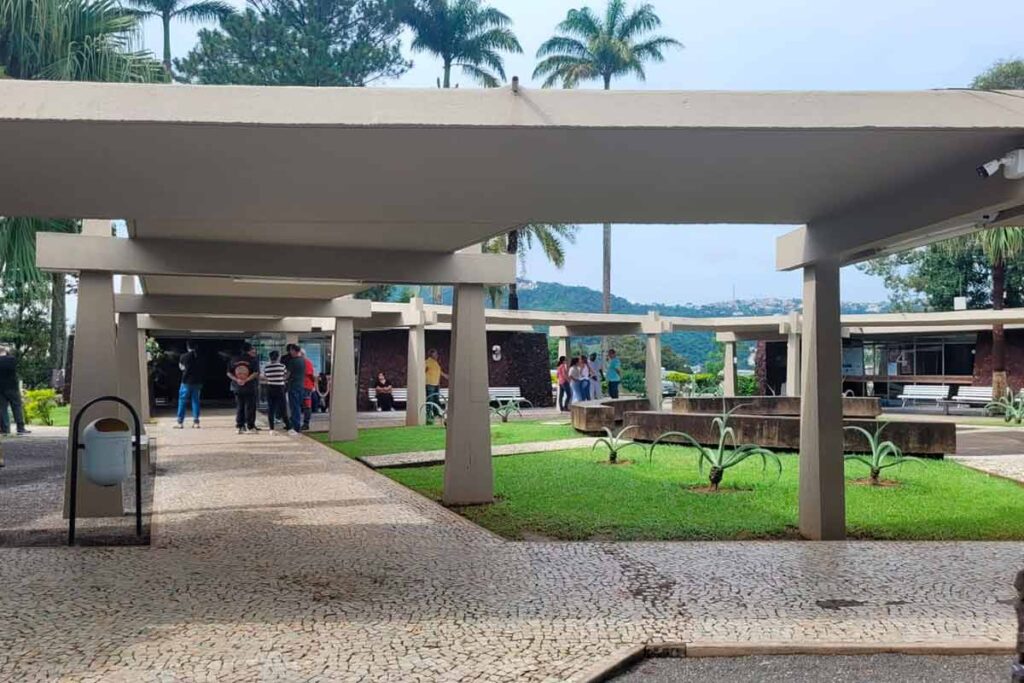 ‘Um doce de criança’: familiares se despedem de vítimas de deslizamento em Juiz de Fora 2 Parque da Saudade Nayara Zanetti
