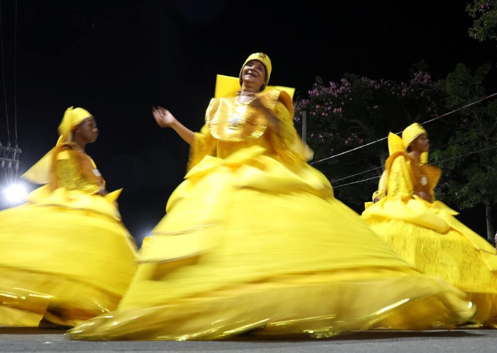Com repasse tardio e prazo curto, campeãs destacam 'vitória' no retorno do carnaval de Juiz de Fora 2 Real Grandeza encerra desfile do carnaval 2026 explorando fases da lua e mitologias