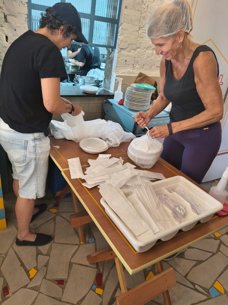 Voluntárias embalando a refeição Voluntárias embalando a refeição