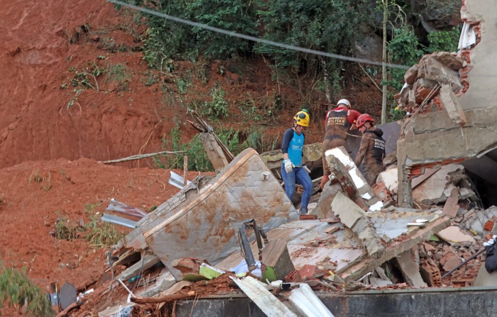 Famílias aguardam notícias de desaparecidos após soterramento em Juiz de Fora 2 Parque Burnier - Leonardo Costa