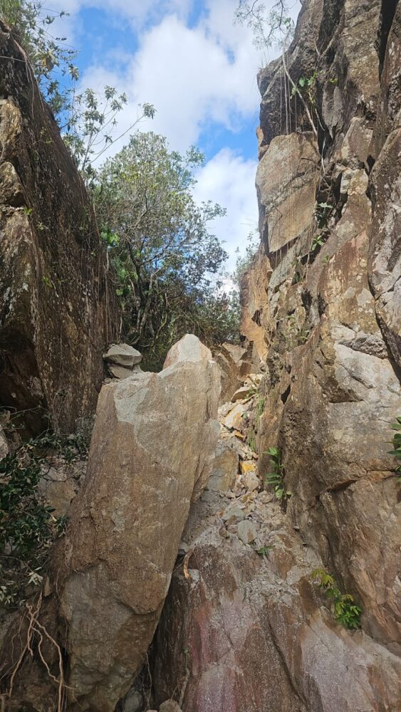 Em São João del-Rei, chuvas provocam deslizamento de pedras em serra turística 1 Em São João del-Rei, chuvas provocam deslizamento de pedras em serra turística