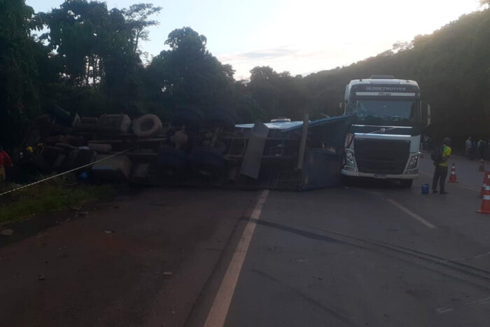 Acidente entre carro, carreta e caminhão deixa um morto na BR-040 1 Acidente entre carro, carreta e caminhão deixa um morto na BR-040