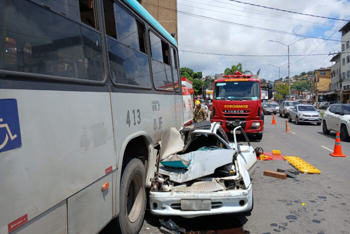 Acidente entre ônibus e carro deixa 2 pessoas feridas