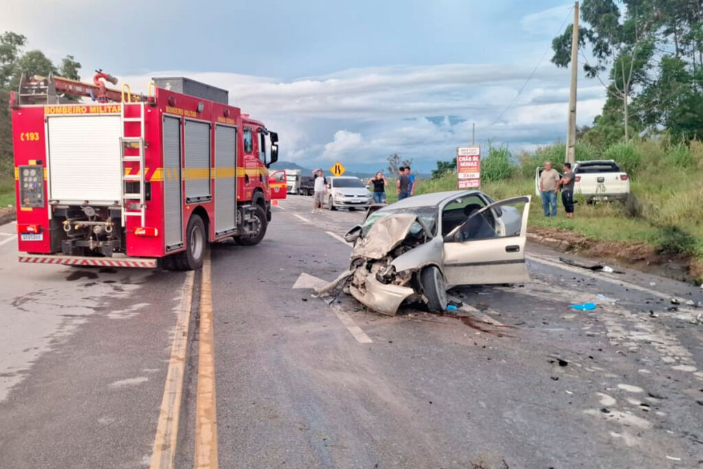 Acidente entre dois carros e caminhão deixa motorista preso às ferragens na BR-265 1 acidente na BR-265