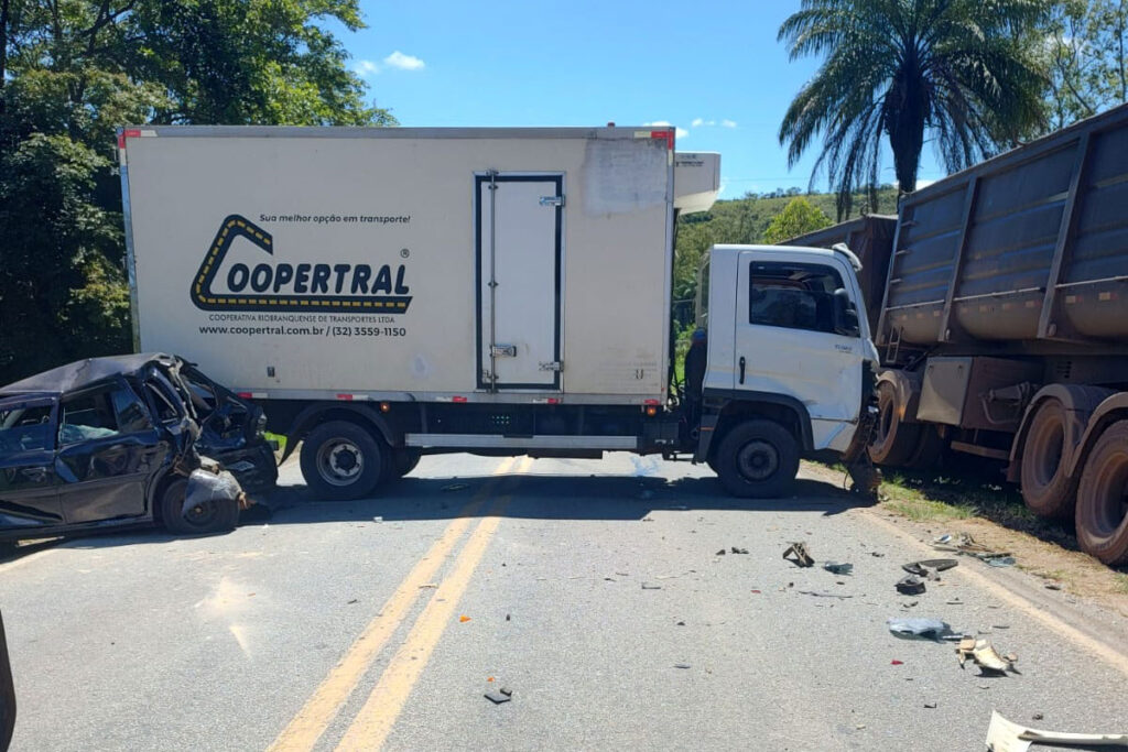 Engavetamento entre quatro veículos deixa dois feridos na MGC-383 em São João del-Rei 2 Engavetamento entre quatro veículos deixa dois feridos na MGC-383 em São João del-Rei