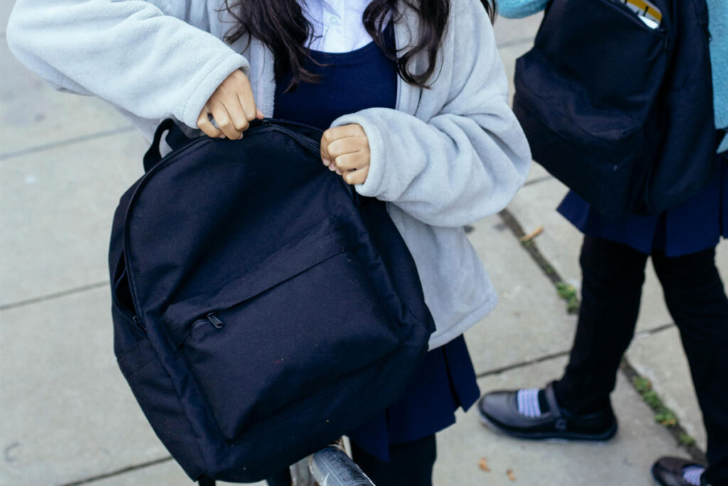 Loja é condenada a indenizar adolescentes após abordagem e acusação de furto em Juiz de Fora 1 adolescentes loja abordagem pexels