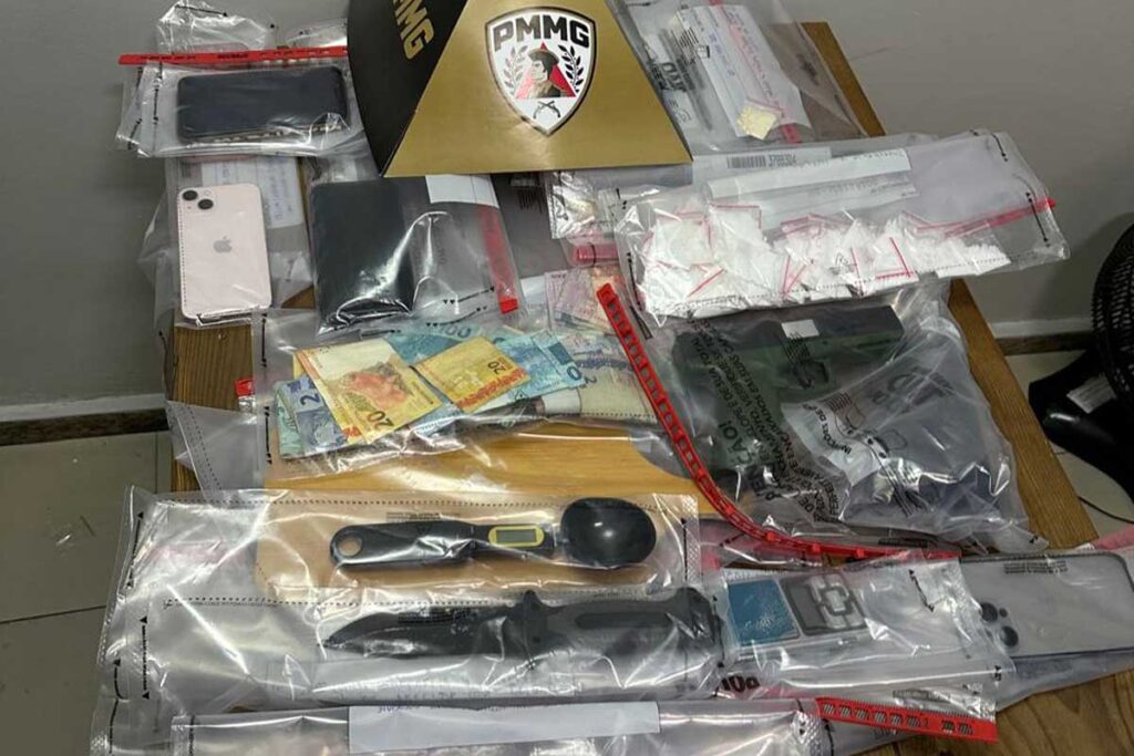 Polícia encontra R$ 9,3 mil em congelador durante operação contra tráfico 1 barbacena drogas dinheiro congelador foto pm dest