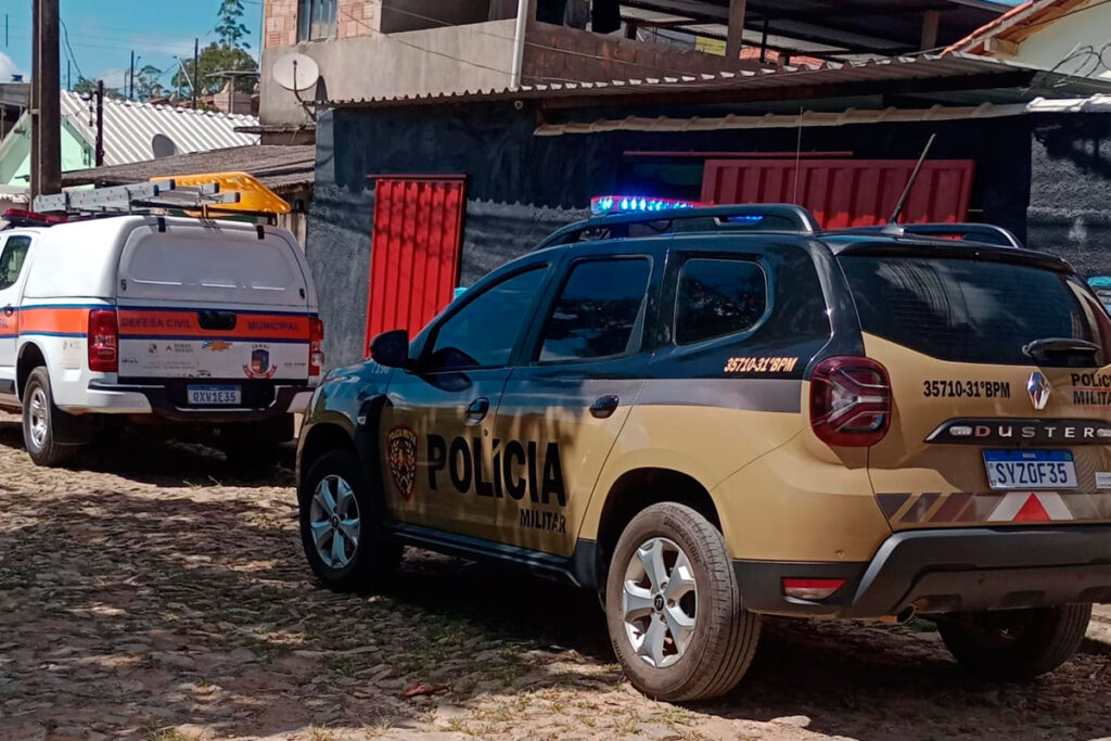 Bombeiros pulam muro para resgatar idoso em parada cardiorrespiratória em Carandaí 1 bombeiros carandai idoso resgate